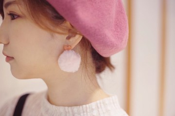 *hippie* 新年特別版 透明粉紅毛毛球壓克力愛心耳環(耳針款)