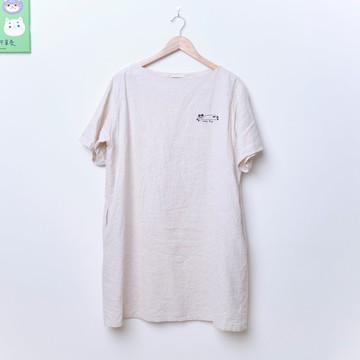 【絕版出清】船型領寬鬆落肩洋裝 | LAZY CAT 米色