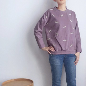 深紫繡珠小皇冠大學T