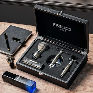 【FREED】雙刃式刮鬍刀豪華禮盒四件組 - F滿版鍍鎳浮雕