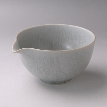現貨 【美濃燒】日本製 灰結晶釉注口抹茶碗｜職人窯燒手感陶器 抹茶碗 茶碗 抹茶拿鐵杯 片口抹茶碗 日本進口