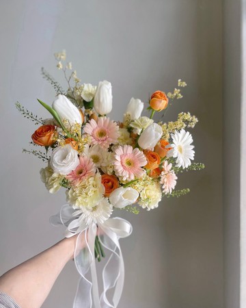 【鮮花】嫩黃橘粉白色鬱金香太陽花自然風鮮花捧花