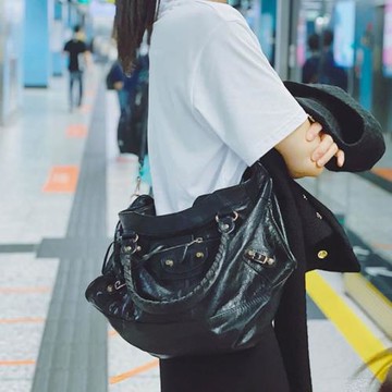 2024新款爆裂紋小羊皮機車包女復古鉚釘流蘇單肩斜跨包巴黎同款潮