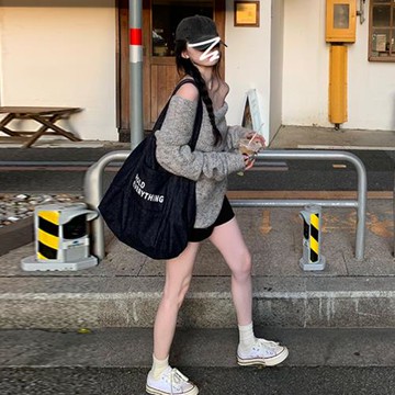 一字肩灰色純欲毛衣女秋冬季2026新款設計感慵懶風高級感露肩上衣