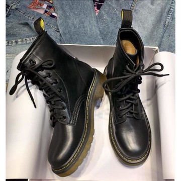 顯腳小馬丁靴女款2023新款黑色真皮八孔單靴子炸街英倫風厚底短靴