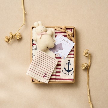 有機棉夏日航海探險寶寶禮盒4件組(紅藍2色)｜連身衣+小方巾+手搖鈴_HomeyOrganic 知蓮有機棉 台灣製