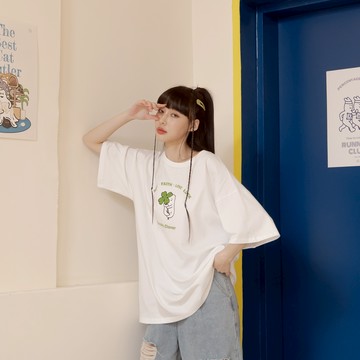 QUEENSHOP_ S 女裝 短袖 P/D幽靈 幸運四葉草繡字印圖上衣 兩色售 現+預 【01190258】