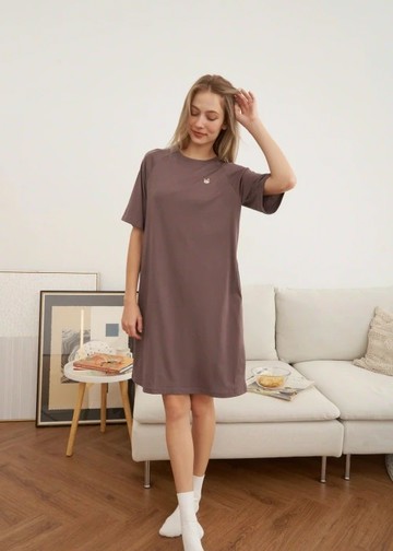 連身_暖冬時光．吸濕排汗圓領拉格蘭五分袖口袋睡衣(香料紫-刺繡貓臉)