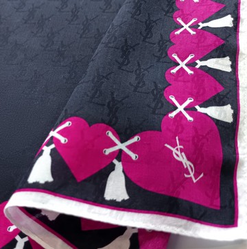 Yves Saint Laurent 古董絲巾 粉紅愛心 23 x 23 英吋