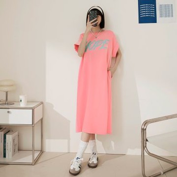 OB嚴選中大尺碼-刺繡字母袖口反褶寬鬆洋裝《DA10238》