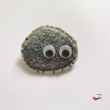 手工刺繡扣針石頭Evelyn (灰色)