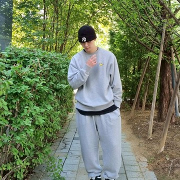 WHAT IT ISN'T 經典大學T 長袖 上衣 秋冬服飾