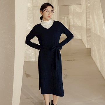 OB嚴選-V領小性感側開衩針織綁帶長洋裝《DA3048-》