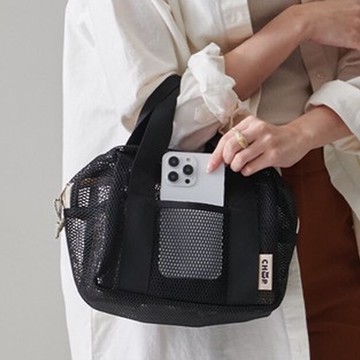 日本 LIZDAYS - [旅行/玩水]輕巧網格拉鍊手提包-黑色