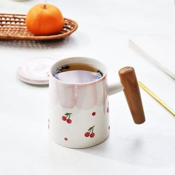 高顏值手繪粉色陶瓷木柄隔熱女性款馬克杯草莓水杯早餐牛奶杯