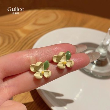 【Gulicc】古莉可 韓版 小黃花 耳環(飾品 耳飾 耳釘 耳扣 耳環 情人節 母親節 七夕 生日禮物)