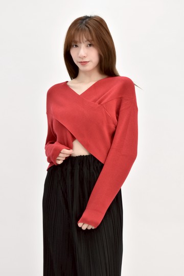 (M) 針織交叉設計紅色毛衣