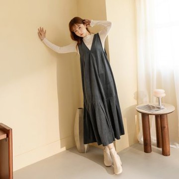 OB嚴選-燈芯絨大V領垂墜傘襬背心洋裝《DA10648-》