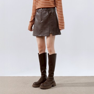 QUEENSHOP_F 女裝 開衩剪接設計皮革短裙 兩色售 S/M/L 現+預 【03010932】
