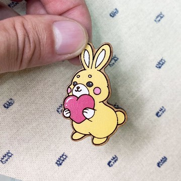 聞森木胸章 – 愛心小兔  wood 徽章 胸針 別針
