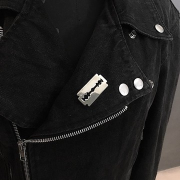 白青銅剃須刀片胸針