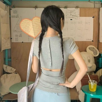 🍓台灣出貨 韓版背扣設計顯瘦T 設計感紐扣上衣女 灰色露背設計感短袖t恤女夏季新款chic韓系修身獨特絕美小上衣女