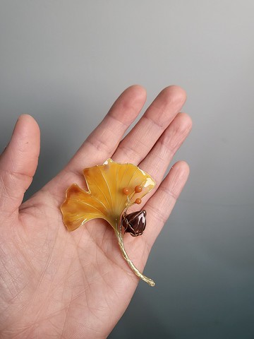 銀杏葉。胸針。沾浸藝術花。飾物。生日禮物