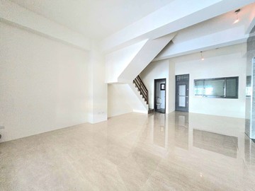 ✨大里 立仁全新落成電梯雙車大面寬五房別墅｜台中市大里區立仁路