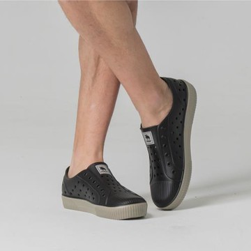 moz瑞典 駝鹿 雙色洞洞餅乾水鞋 (芝麻黑) 全球首創 舒適厚底 防潑水-附鞋扣