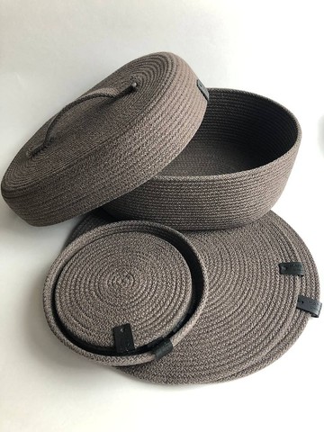 服务一套缝制餐垫 面包篮和玻璃架