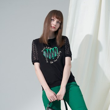 CLL巧玲瓏 緞帶纏繞愛心噴墨上衣 2343903