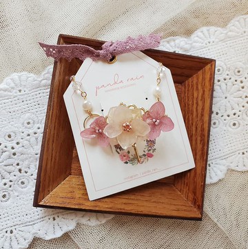 panda rain雙色繡球花巴洛克淡水珍珠髮插連口罩鏈 -淡米粉併紫粉