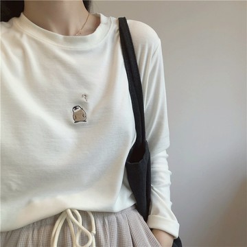 奈看服飾/隔日到貨磨毛絨面 可愛精刺繡問號小企鵝 百搭打底小白T/單穿 保暖有磅數
