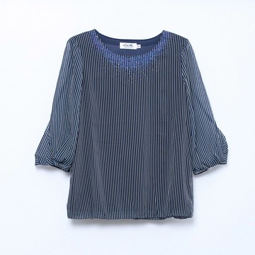 CLL巧玲瓏 漸層感貼鑽線條扭結袖上衣 0193002