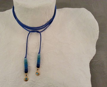 帶貝殼小飾物的藍色環繞式項圈項鍊