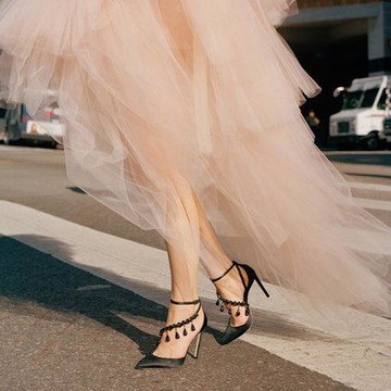 包頭一字帶高跟涼鞋女細跟性感尖頭2025夏季新款百搭綢緞水鉆單鞋