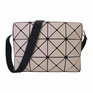 ISSEY MIYAKE BAOBAO 幾何皮質方格立方斜背包(霧面卡其米)中款