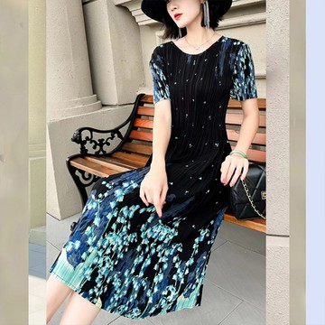 【韓國K.W.-歐美】KSBN7527現貨三宅壓褶風繁星點點花朵洋裝(壓褶/連衣裙/設計款)