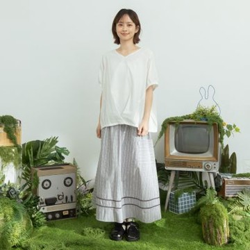 【MOSS CLUB】全棉緹花條紋不對稱腰頭抽皺裙 藍 卡