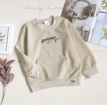 淺卡其潮流設計字母口袋質感厚磅棉上衣 秋冬童裝 男童上衣 男童長袖 男童棉T 長袖上衣 秋冬上衣