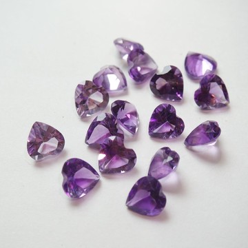 紫水晶愛心切面裸石(6x6mm) ~清理頂輪、展現智慧、幫助思緒清晰，活化腦部能量、打開內在覺知與直覺溝通、陰陽平衡