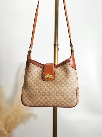 【 日本直送 名牌中古包 】CELINE  સેલિન 馬車圖案 側背包 米色 鎖頭 徽章 PVC 皮革 迷你包 457idi