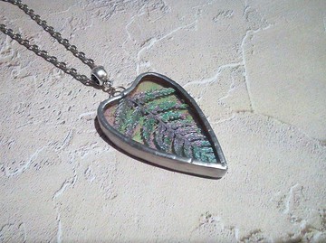 情人節項鍊。玻璃心項鍊。虹彩心壓蕨。幹蕨