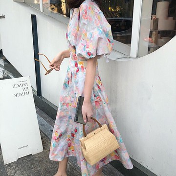 2022夏季新款法式復古溫柔風可鹽可甜收腰顯瘦V領泡泡袖連衣裙女