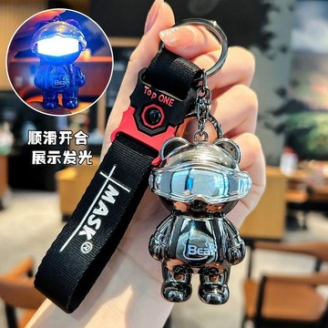 🔥臺灣熱賣⚡️創意潮酷熊汽車鑰匙扣可發光高級感男生書包掛件精緻炫彩小熊掛飾🎉