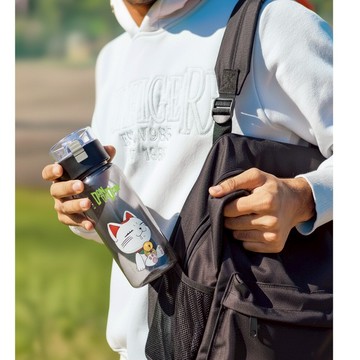 KlassiC. x DAN DA DAN 高速婆婆溫水壺（招財貓）單手即可打開的按壓式瓶蓋設計，可拆卸方便外出攜帶使用