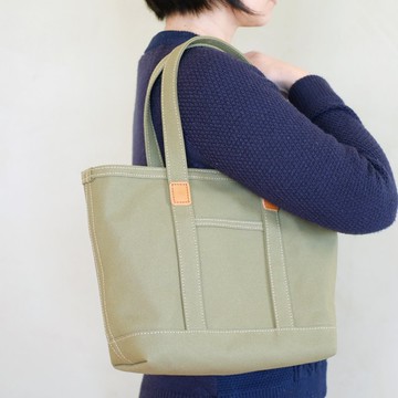 皮革與帆布托特包 M 苔蘚綠