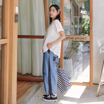 【Dailo】趣味品牌刺繡拼接仿牛仔錐形寬褲 藍 灰