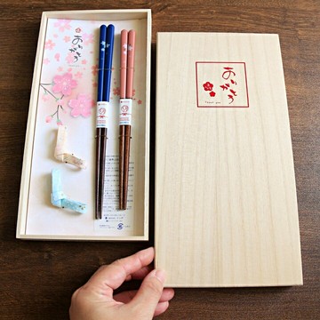 櫻花夫妻筷夫妻筷與筷架《桐木箱禮盒》《 若狹塗筷 夫婦箸 賀禮 筷子 和紙筷架 筷架 夫妻筷  箸ギフト 日本筷子 防滑筷 日本禮盒 新婚》