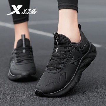 特步女鞋冬季新款皮面防水休閑鞋輕便軟底跑步鞋黑色運動鞋女